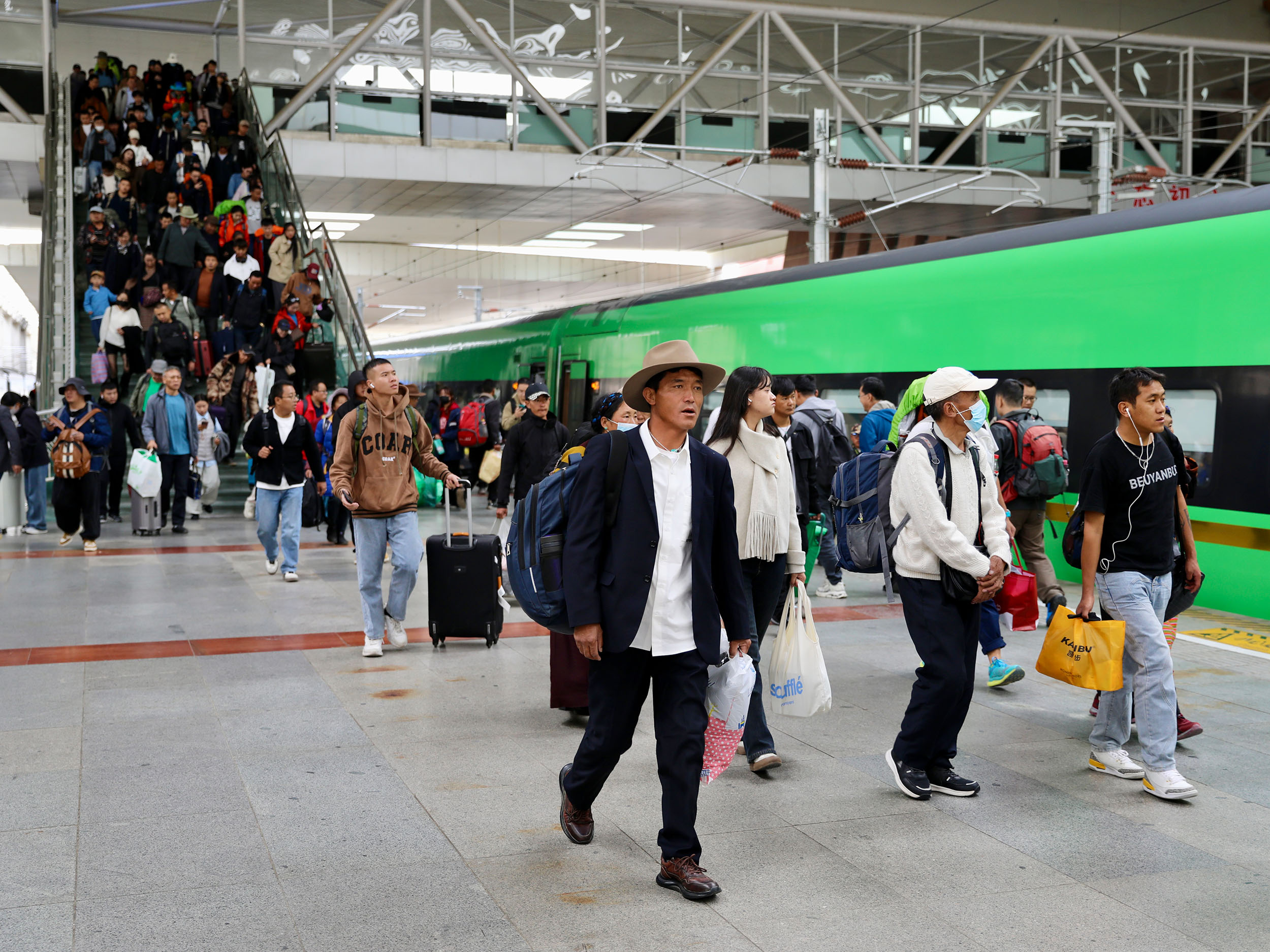 国庆黄金周首日高原铁路迎历史高峰客流破纪录