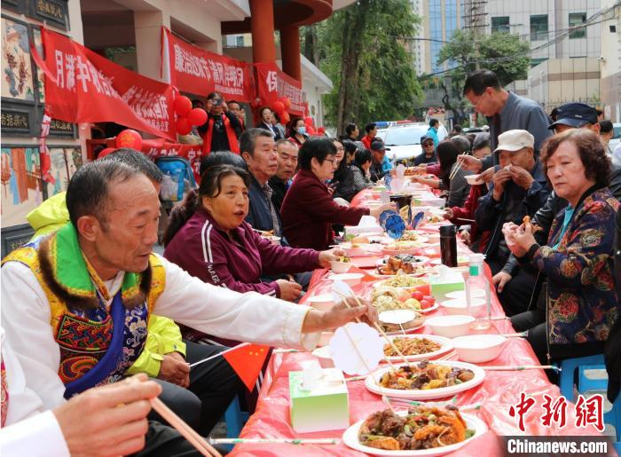 （铸牢共同体 中华一家亲）青海西宁“烟火气”与“时尚感”间的“石榴籽家园”