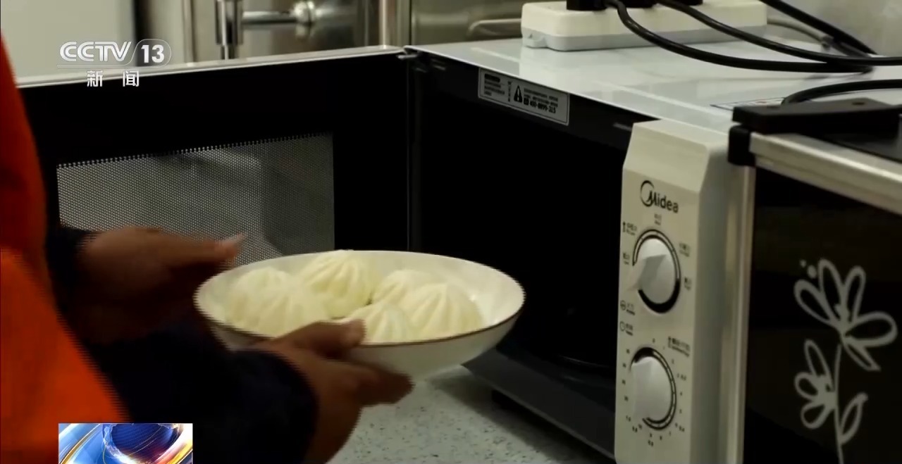 暖胃又暖人!“爱心驿站”为户外劳动者筑起“幸福港湾”