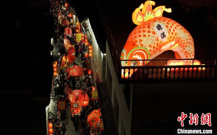 安徽黄山:走进徽州古村观鱼灯会 (新春见闻)安徽黄山:走进徽州古村观鱼灯会