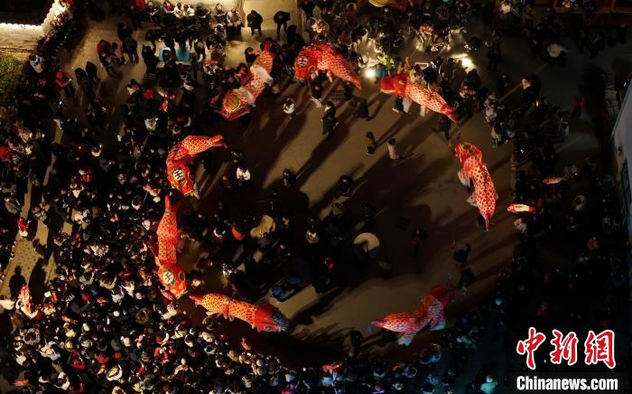 安徽黄山:走进徽州古村观鱼灯会