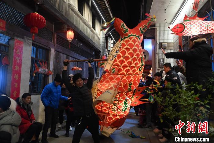 安徽黄山:走进徽州古村观鱼灯会
