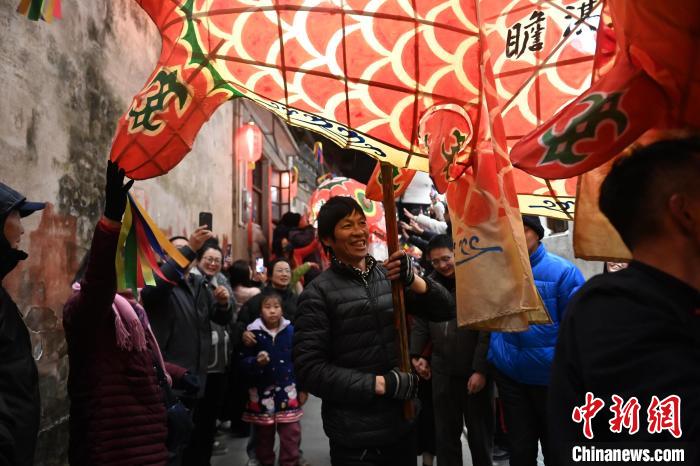 安徽黄山:走进徽州古村观鱼灯会