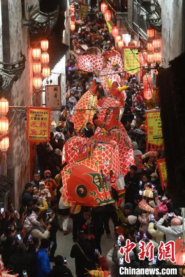 安徽黄山:走进徽州古村观鱼灯会