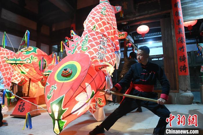 安徽黄山:走进徽州古村观鱼灯会