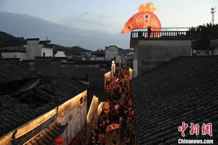 安徽黄山:走进徽州古村观鱼灯会