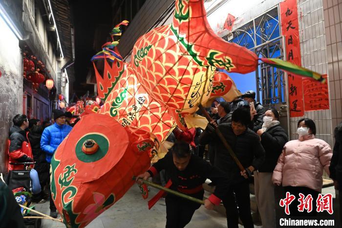 安徽黄山:走进徽州古村观鱼灯会