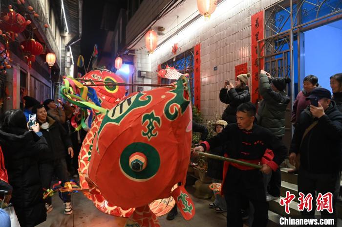安徽黄山:走进徽州古村观鱼灯会