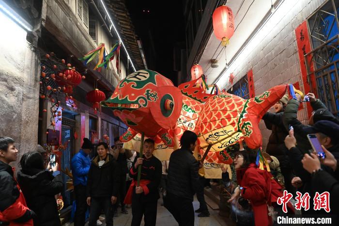 安徽黄山:走进徽州古村观鱼灯会