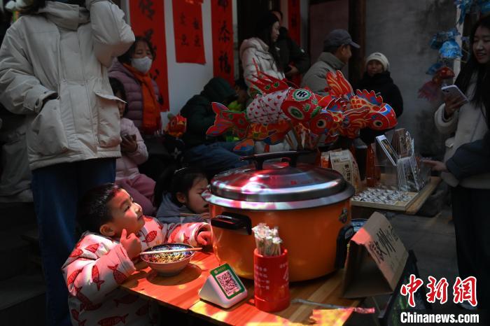 安徽黄山:走进徽州古村观鱼灯会