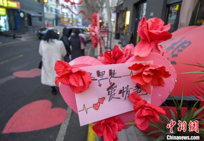 乌鲁木齐打造特色街区“爱情巷”吸引年轻人打卡