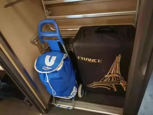 高铁列车上,行李应该怎么放?