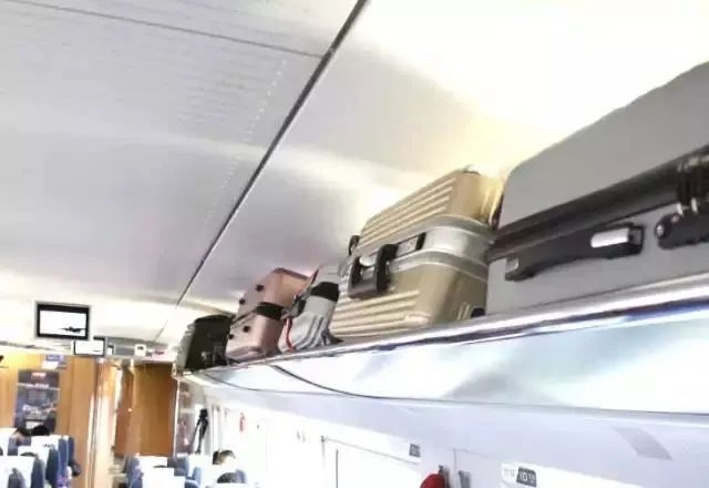 高铁列车上,行李应该怎么放?