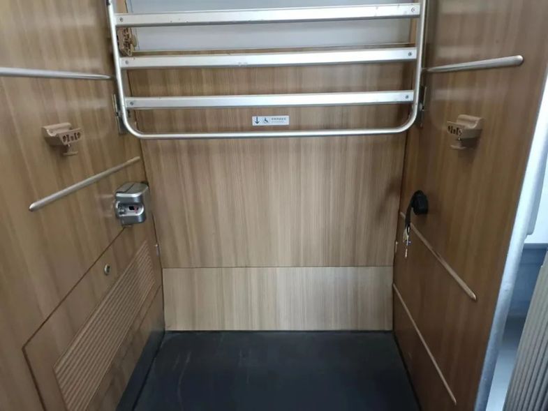 高铁列车上,行李应该怎么放?