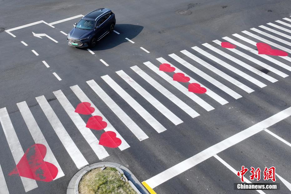 航拍南京江北浦云路大桥 爱心图案“爱”意十足