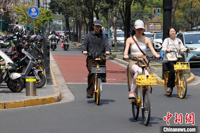 上海天气昼夜温差偏大民众开启“乱穿衣”模式