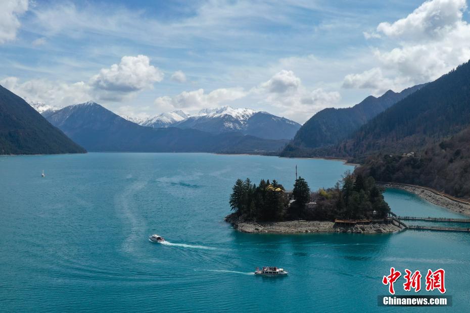 西藏林芝：巴松措“圈粉”八方游客