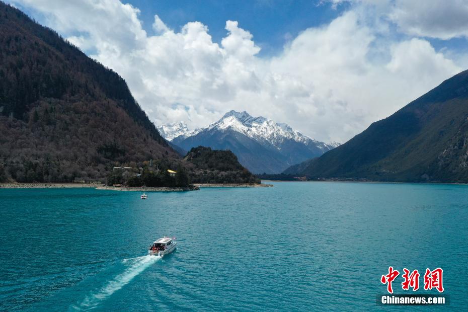 西藏林芝：巴松措“圈粉”八方游客