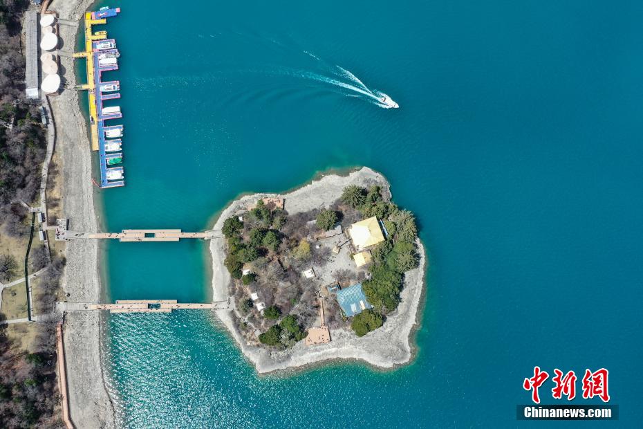 西藏林芝：巴松措“圈粉”八方游客