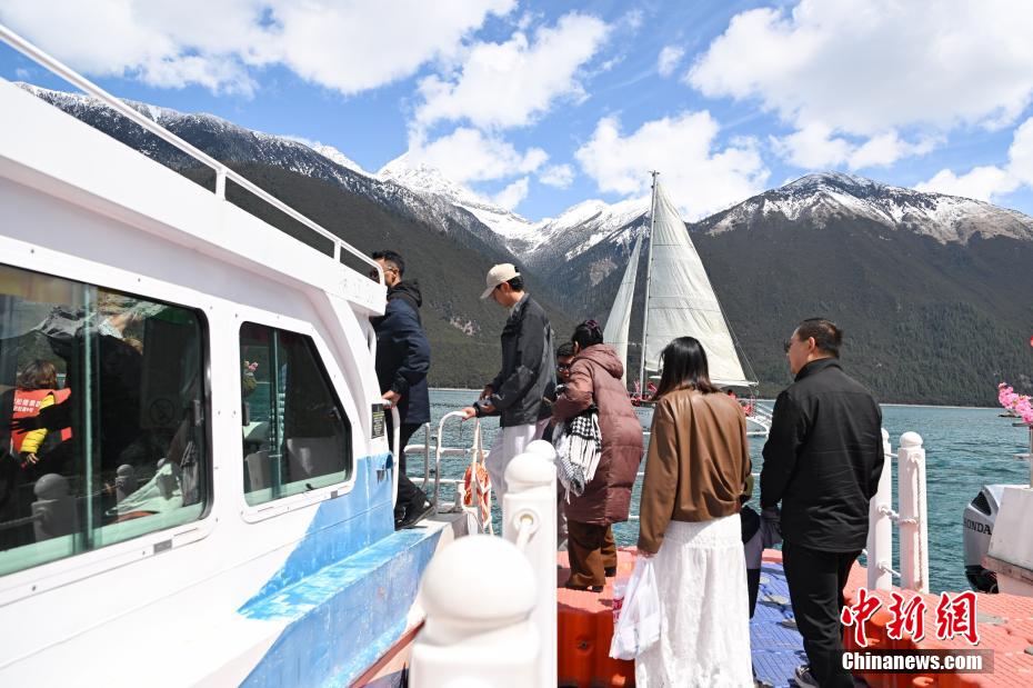 西藏林芝：巴松措“圈粉”八方游客