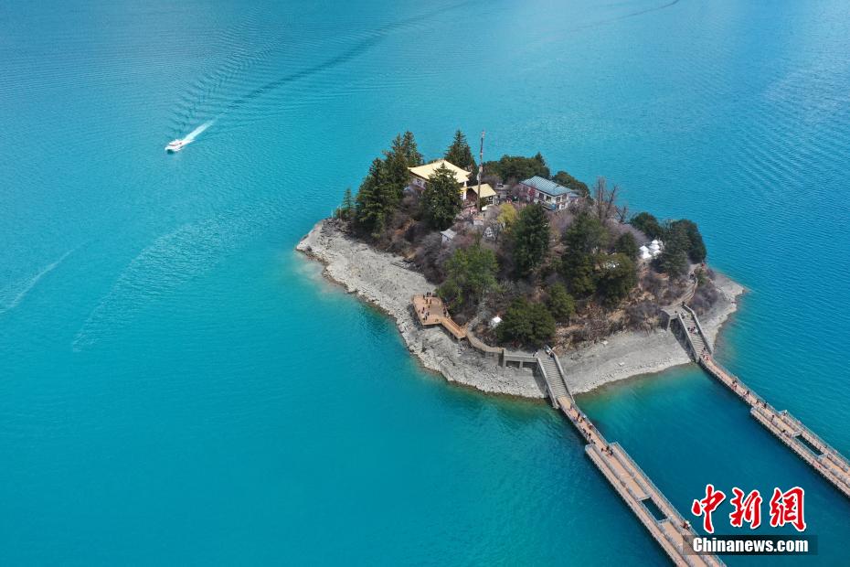 西藏林芝：巴松措“圈粉”八方游客