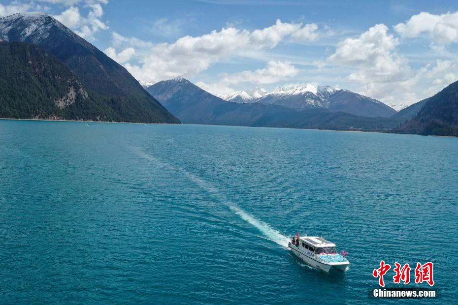 西藏林芝：巴松措“圈粉”八方游客