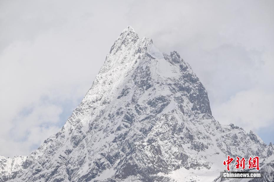 西藏林芝：巴松措“圈粉”八方游客