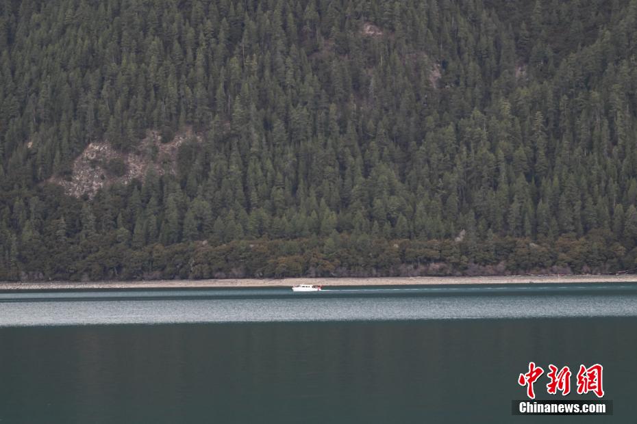 西藏林芝：巴松措“圈粉”八方游客