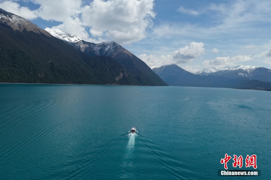 西藏林芝：巴松措“圈粉”八方游客