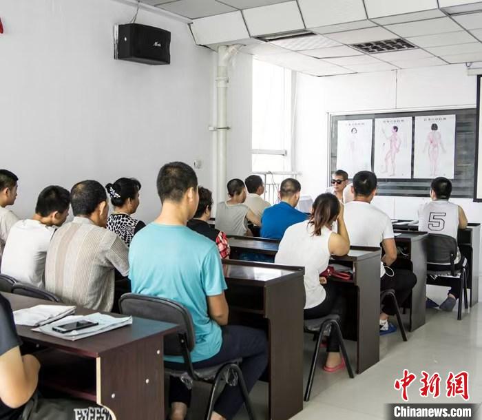 这家按摩院院长,30年免费培训约3000名残疾人学员