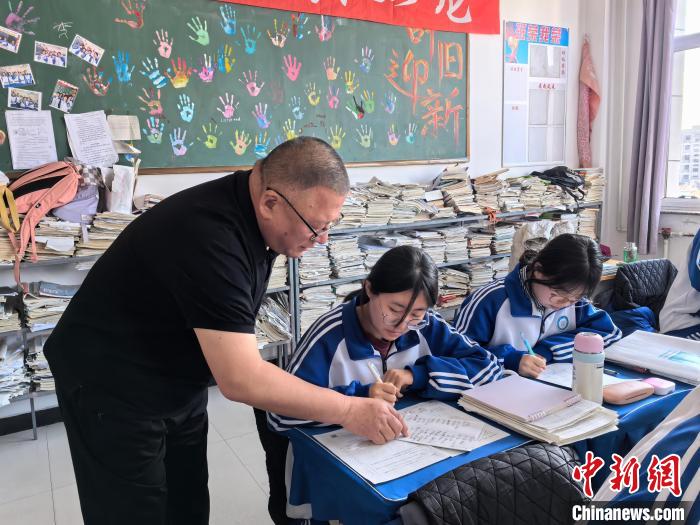 从北京到草原,支教老师赵勇刚的“浪漫事业”