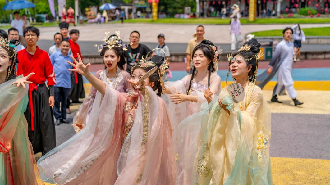 哪个景区这么“出片”啊？还能遇见“欢天喜地七仙女”？