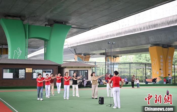 浙江杭州:桥下闲置空间变身“口袋体育公园”