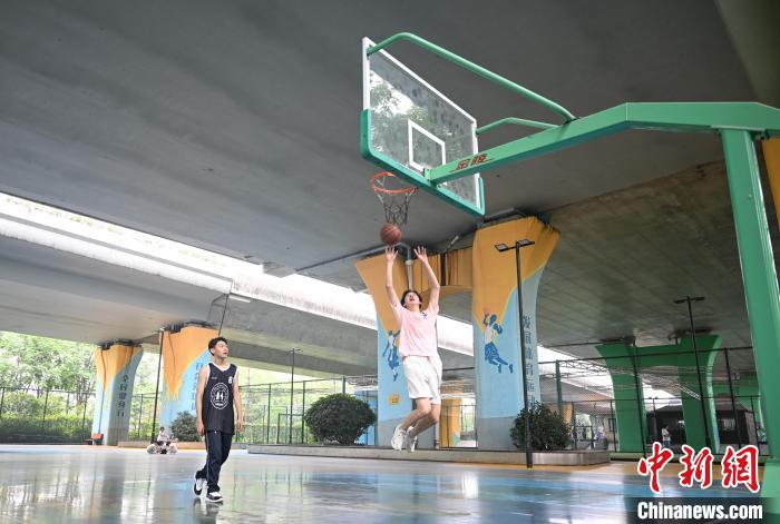 浙江杭州:桥下闲置空间变身“口袋体育公园”