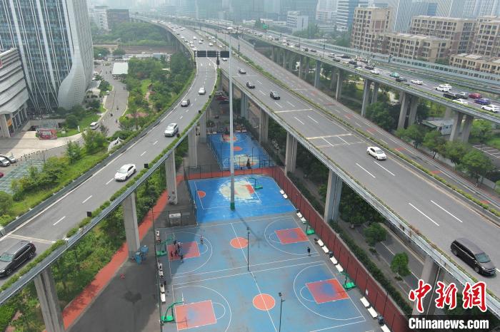 浙江杭州:桥下闲置空间变身“口袋体育公园”