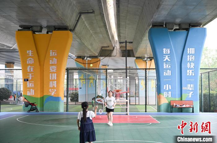 浙江杭州:桥下闲置空间变身“口袋体育公园”