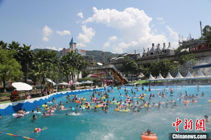 重庆：高温天气来袭水上乐园成消暑胜地