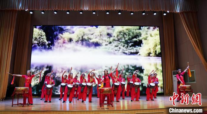 玩转“潮”生活 “银发族”乐享“以学养老”