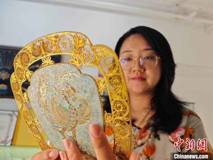 西安女子潜心钻研细金工艺 将“金丝化为绕指柔”