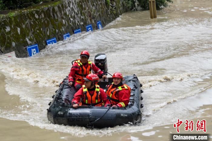 西藏吉隆山洪失联人员搜救工作持续进行中