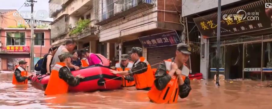 强降雨持续影响多地:多部门联动抢险救援 争分夺秒守护民众安全
