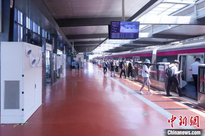 北京持续高温地铁站启用冷风机为乘客送清凉
