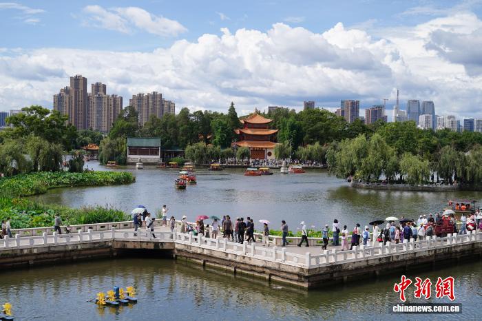 游客打卡“春城”昆明 感受夏日清凉魅力