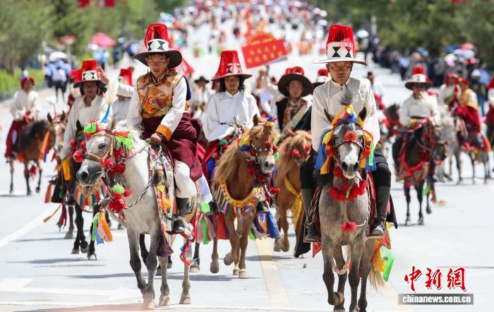青海玉树：“潇洒的康巴人”街头巡演 展示多元民俗文化