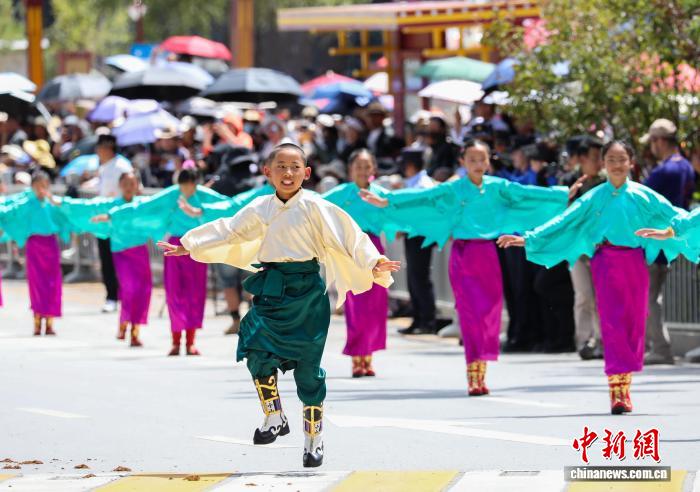 青海玉树：“潇洒的康巴人”街头巡演 展示多元民俗文化