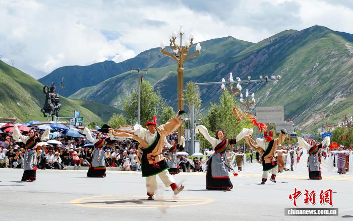 青海玉树：“潇洒的康巴人”街头巡演 展示多元民俗文化