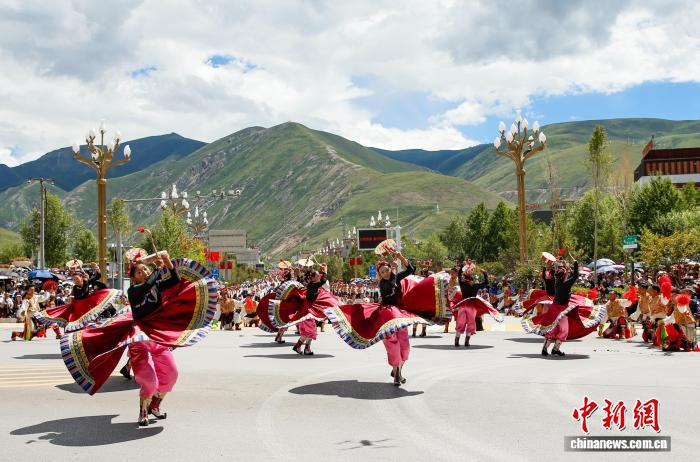 青海玉树：“潇洒的康巴人”街头巡演 展示多元民俗文化