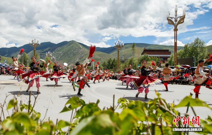青海玉树：“潇洒的康巴人”街头巡演 展示多元民俗文化