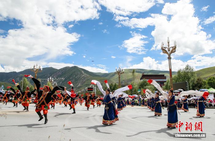 青海玉树：“潇洒的康巴人”街头巡演 展示多元民俗文化