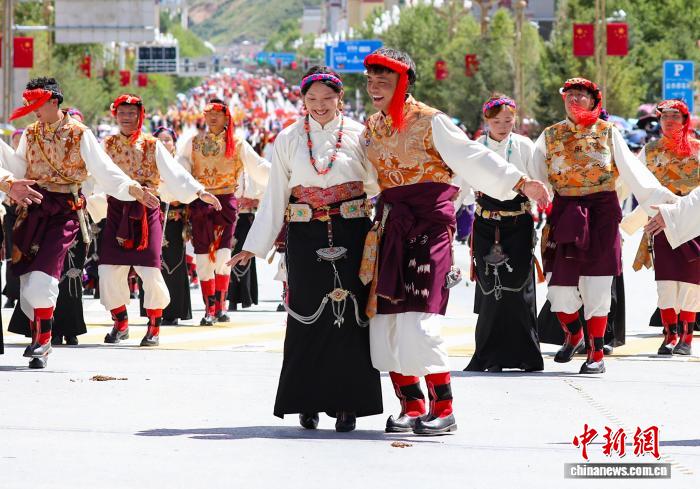 青海玉树：“潇洒的康巴人”街头巡演 展示多元民俗文化